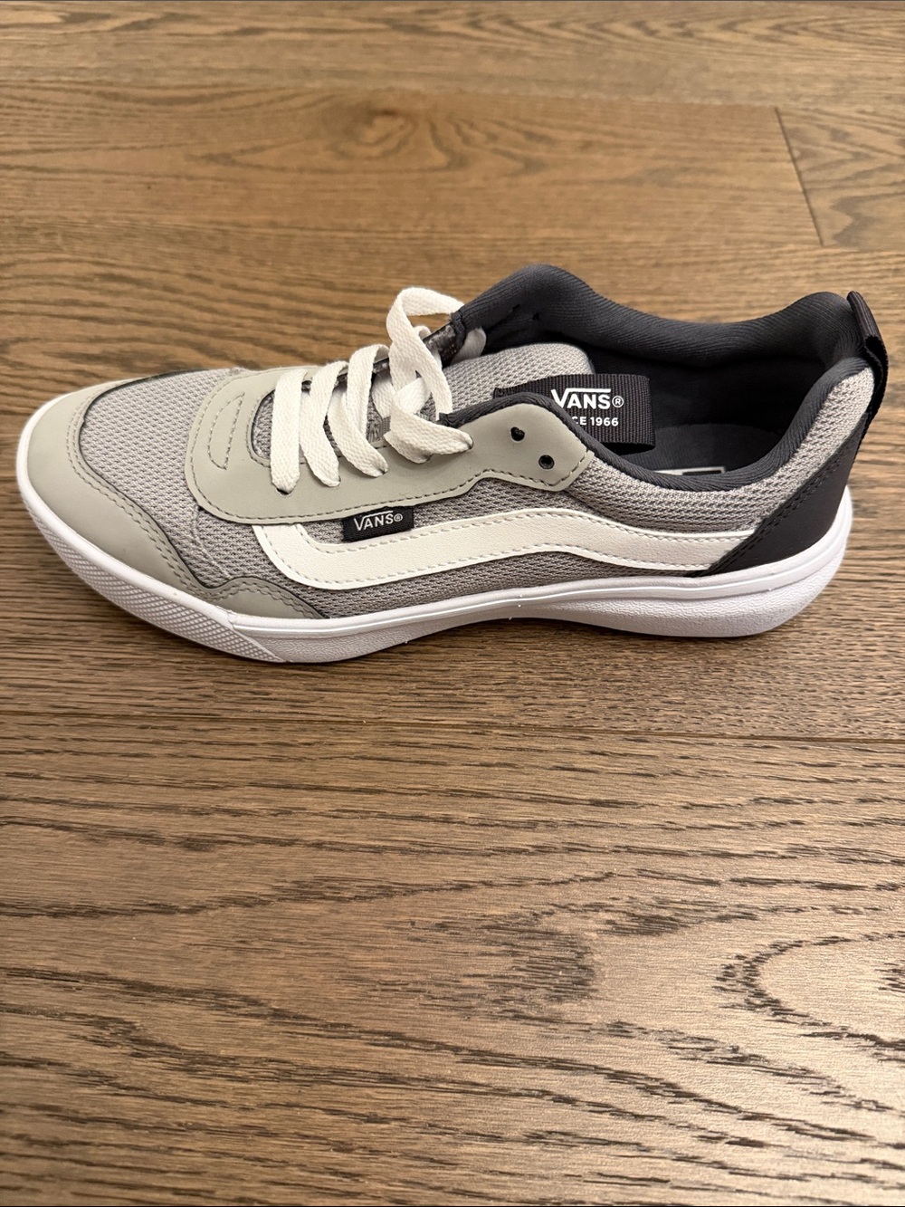NEW Vans Low-Top Lace-Up Sneakers in Gray, White and Black